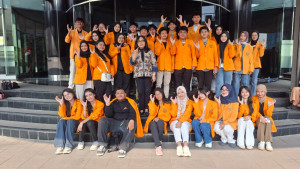 Mahasiswa Baru Universitas Jayabaya Antusias Mengambil Jaket Almamater